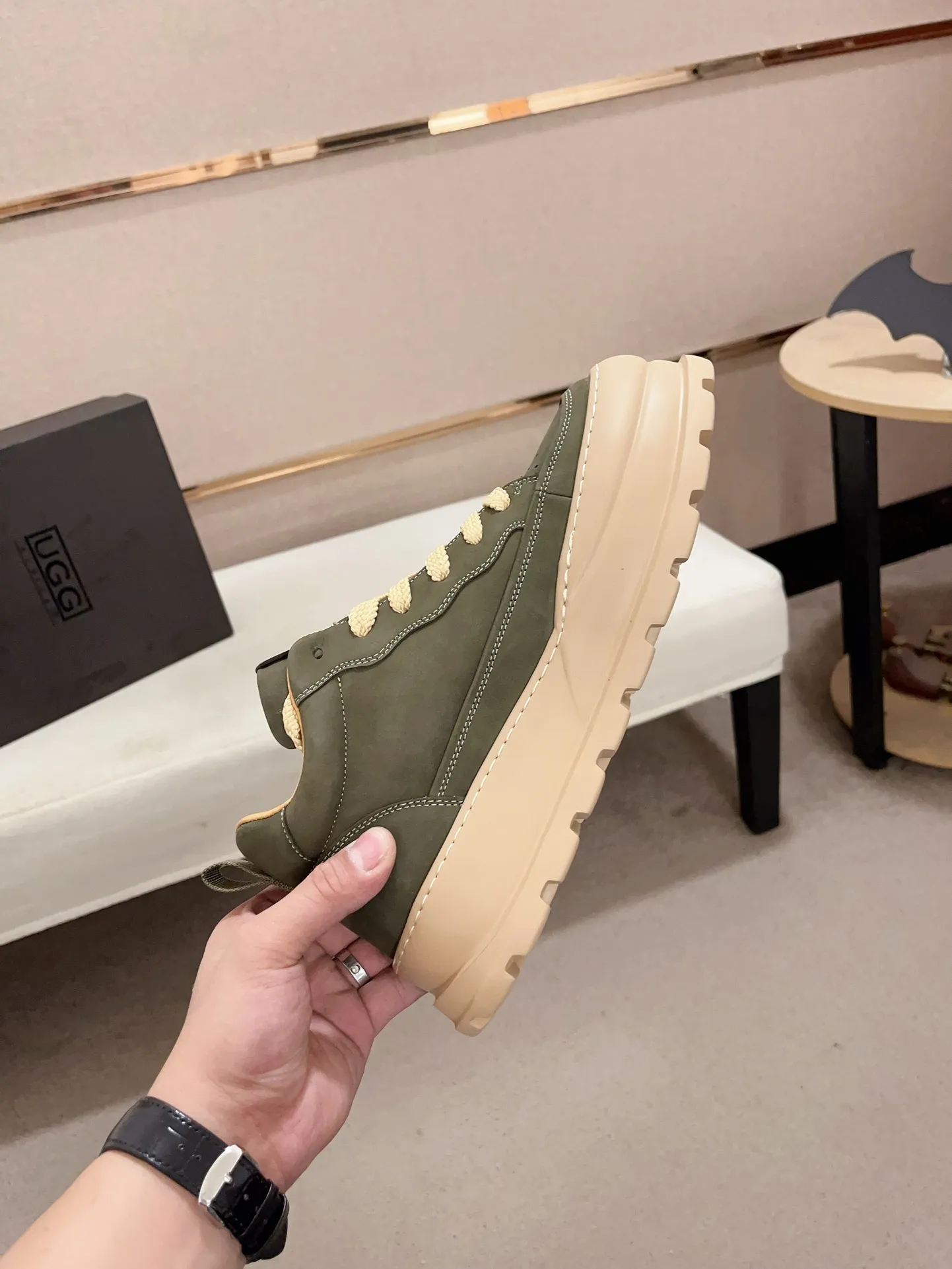 Factory price: 800💰North American men's shoes Ugg ☃️In the special sale of new high-quality men's shoes snow boots in autumn and winter, the nemesis of extreme cold weather! Made of cowhide leather, merino wool lining, and original outsole, whether driving, outdoor or daily wear, there is always one that suits you! Code number 39-44